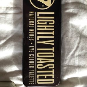 4 pack of W7 “In The” series eyeshadow palettes